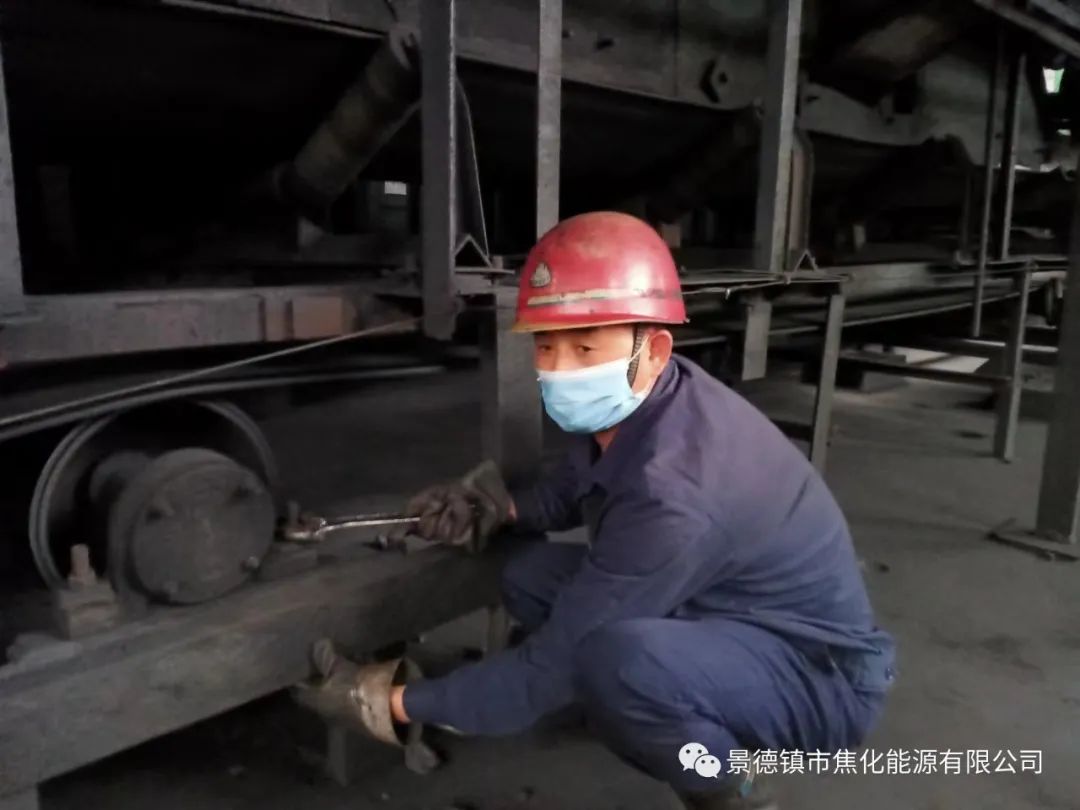 “老線這邊人手不夠，你們那邊有誰可以過來支援？”“好的，我馬上來?！甭牭竭@個(gè)消息時(shí)，羅國安剛剛結(jié)束新線的維修工作，但他二話不說，立即拿起維修包，投入到老線的維修工作當(dāng)中。每天工作10小時(shí)以上已經(jīng)成為抗疫期間的常態(tài)，雖然身體很疲憊，但是他沒有任何怨言，“確實(shí)很辛苦、很累，但現(xiàn)在正是特殊時(shí)期，只有保障公司生產(chǎn)經(jīng)營“不斷檔”，我們生活才能“不斷線”，恰恰我所在的運(yùn)輸廠就是承擔(dān)著焦炭煤炭運(yùn)輸?shù)闹匾氊?zé)，所以我更應(yīng)該恪盡職守，保障好這些設(shè)備的穩(wěn)定運(yùn)行?！?jpg